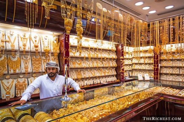 Vung tiền ở chợ vàng: Chợ vàng là một trong những điểm tham quan hấp dẫn nhất Dubai, với những sản phẩm đảm bảo và thường rẻ hơn so với mặt bằng chung của thế giới từ 10-20%. Bạn hoàn toàn có thể đầu tư tiền mua vài món và về bán lại. Chất lượng vàng trong các cửa hàng ở đây được chính phủ đảm bảo. Tuy nhiên, bạn không nên mua vàng của những người bán rong.