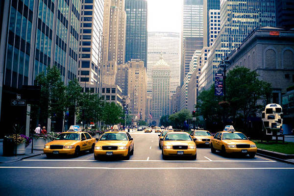Chiếc xe taxi màu vàng của New York có lẽ là biểu tượng cho ngành taxi trên thế giới.