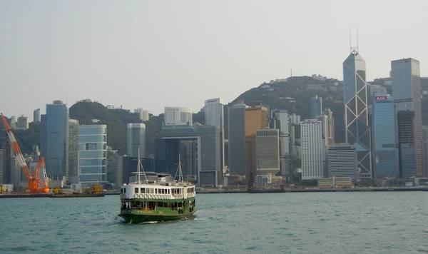 Một chuyến phà Star Ferry vượt sông đến đảo Cửu Long.
