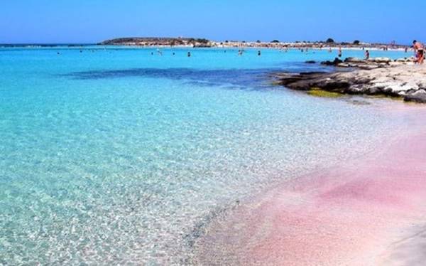 Theo nhiều du khách, đầm phá Elafonissi (còn có tên Balos) ở tây nam đảo Crete của Hy Lạp xứng danh là một thiên đường. Bãi cát hồng ánh vàng mịn màn viền quanh, làn nước màu lam ngọc trong vắt và hơi nông đã khiến du khách mê đắm. Ảnh: WordPress.