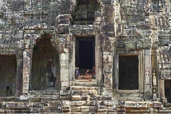 Những đứa trẻ đang chơi đùa trong quần thể Angkor Wat.