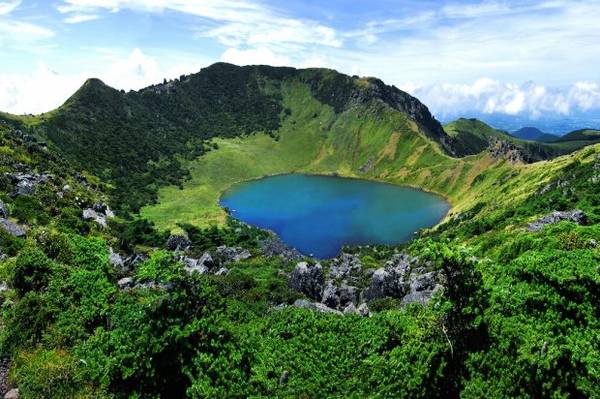 Hồ nước trong xanh trên đỉnh núi. Ảnh: Jeju Island Biosphere Reserve