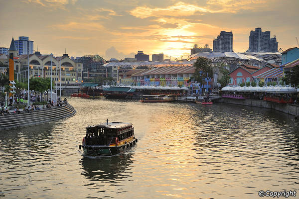 Cách tốt nhất để có thể tham quan những kiến trúc có từ thời thuộc địa dọc hai bên bờ sông nơi đây là đặt một tour du lịch trên sông bằng thuyền. Ảnh: Singapore-guide.com