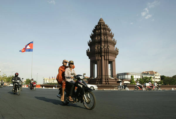 Tượng đài Độc lập Phnom Penh. Ảnh: huffingtonpost.com