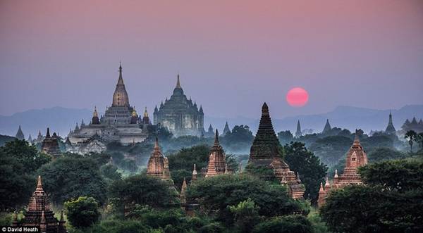 Bức ảnh này được chụp trên đỉnh một ngôi chùa trong lúc ánh hoàng hôn trải xuống những ngôi chùa Phật giáo Ananda và Thabanyu ở Bagan.