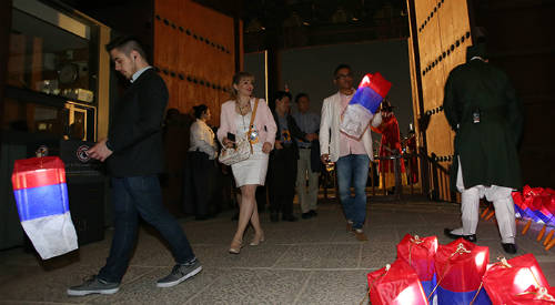  Các du khách nước ngoài trong tay cầm đèn lồng truyền thống Hàn Quốc để tham quan cung điện. Ảnh: korea.net