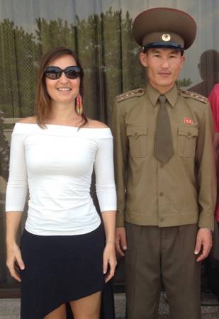 Lính Triều Tiên cũng nở nụ cười thân thiện và sẵn lòng trò chuyện cùng khách du lịch. Ảnh: Mar Pages. 