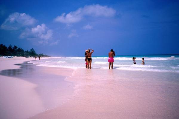 Trên đảo Harbour thuộc quần đảo Bahamas ở Đại Tây Dương, gần bang Florida của Mỹ, là nơi có Coral Pink Sand Beach, bãi cát hồng nổi tiếng và là một trong những bãi biển đẹp nhất thế giới. Ảnh: WordPress.