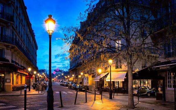 Paris, Pháp: Những ổ khóa tình yêu đang phá hủy các cây cầu ở Paris, tình trạng xếp hàng dài dặc quanh tháp Eiffel khiến nhiều người khó chịu. Nhưng không vì vậy mà có thể phủ nhận được vẻ đẹp của kinh đô ánh sáng này. Paris đẹp từ những chiếc lá uốn cong mình ngả từ xanh sang vàng khi trời chuyển mùa, từ những chiếc ghế duyên dáng ở các ga tàu điện ngầm hay đại lộ Haussmann đến những khu chợ đường phố mở mỗi tuần.