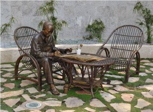 Bức tượng được đúc dựa theo bức ảnh Bác đang ngồi làm việc tại khu vườn Phủ Chủ tịch