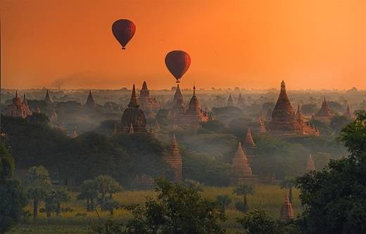 Bagan là thành phố cổ nằm ở vùng Mandalay của Myanmar. Từ thế kỉ 9 - 13, thành phố này là thủ đô của Vương quốc Pagan - vương quốc đầu tiên thống nhất các khu vực thành đất nước Myanmar ngày nay. Mặt trời mọc ở Bagan trong màn sương mỏng là một cảnh quan kì thú làm mê đắm biết bao nhiếp ảnh gia. (Nguồn: Internet)