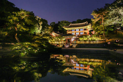 Cung điện Changdeokgung trong đêm. Ảnh: visitkorea