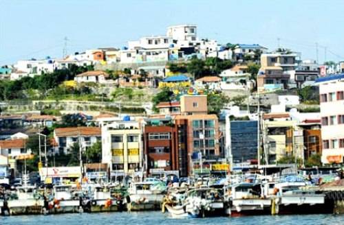 Từ làng Dongpirang du khách còn có thể tận hưởng phong cảnh của cảng Gangguan. Ảnh: koreatimes.