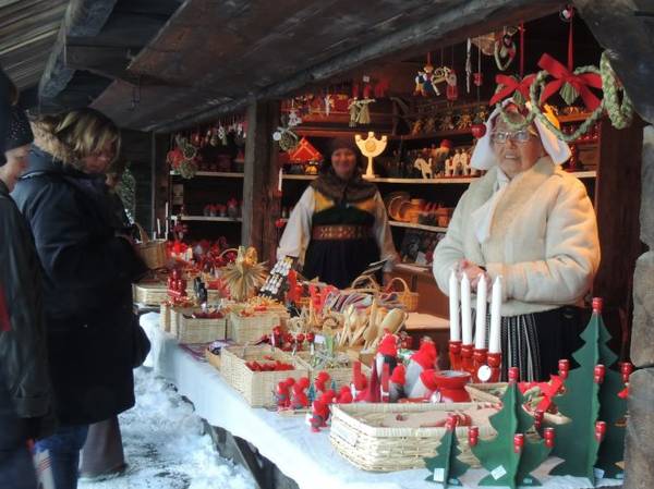 Dân địa phương trong trang phục truyền thống từ xa xưa bày bán đặc sản ở chợ Giáng sinh Skansen - Ảnh: wp