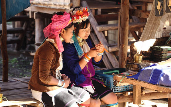 Những cô gái trẻ ở bộ tộc cổ dài Karen. Ảnh: thaismile.jp
