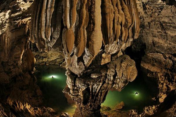 Hang Sơn Đoòng (Quảng Bình, Việt Nam) được biết đến là hang động tự nhiên lớn nhất thế giới.