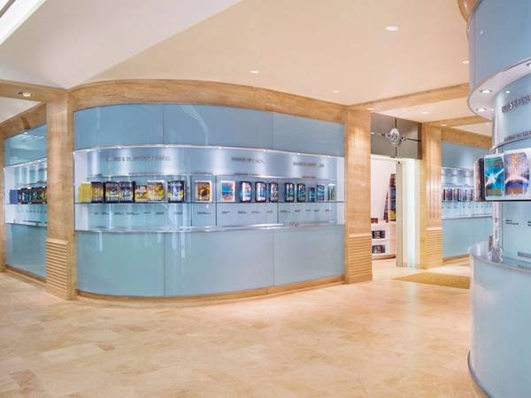 Cầu thang khổng lồ dẫn tới cửa hàng sách Golden Age (Thời hoàng kim), nơi trưng bày mọi cuốn sách và bài giảng của L. Ron Hubbard - người sáng lập giáo phái Scientology - theo trình tự thời gian.