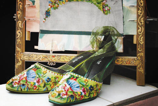 Cửa hàng nổi tiếng với các tác phẩm của nghệ sĩ Bebe Seet, người sáng tạo ra những tác phẩm nghệ thuật Peranakan tuyệt đẹp với các họa tiết hoa lá, chim chóc và bươm bướm.