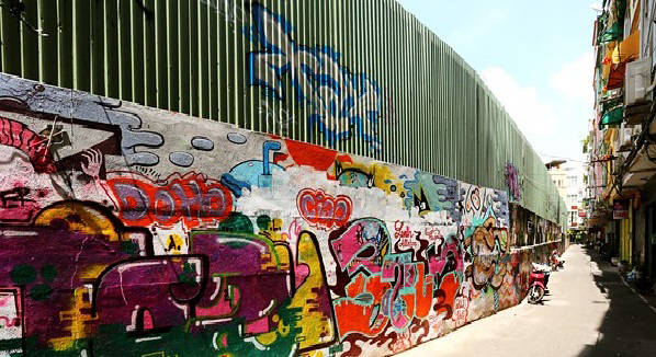 Con hẻm 'sặc sỡ' bởi hình vẽ Graffiti. 