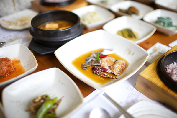 Du khách có thể dễ dàng thưởng thức một bữa ăn theo kiểu truyền thống tại các nhà hàng trong các con hẻm nhỏ ở Insadong. Ảnh: Sweetandtastytv.com