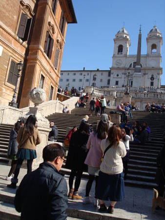 Du khách tại một điểm tham quan ở Roma trong những ngày hè.