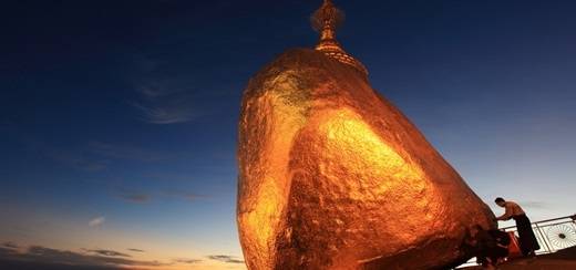  Nằm cách Yangon hơn 200km, hòn đá vàng nằm ở độ cao 1.100m, cùng với ngôi chùa nhỏ bé Kyaiktyo tạo nên một quần thể di tích vô cùng độc đáo. Bạn sẽ thốt lên: "Không gì là không thể!" khi tận mắt chứng kiến ngôi chùa nhỏ nằm chênh vênh một cách "thần kì" trên hòn đá này. (Nguồn: Internet)