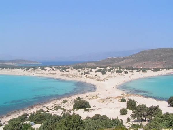 Toàn cảnh bãi biển hồng Elafonisi. Ảnh: Panoramio.