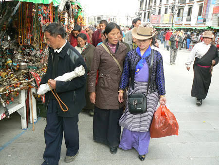 Du lich Tay Tang - Người dân đi mua sắm trên các con phố