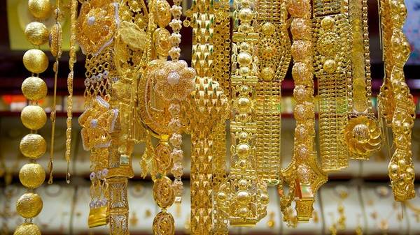 <strong>Đừng mua hàng rong: </strong>Bạn có thể an tâm mua vàng trong các cửa hàng do có chính quyền Dubai đảm bảo, nhưng những người bán rong không được giám sát và bạn sẽ rất dễ mua phải đồ giả. Ảnh: Expedia.