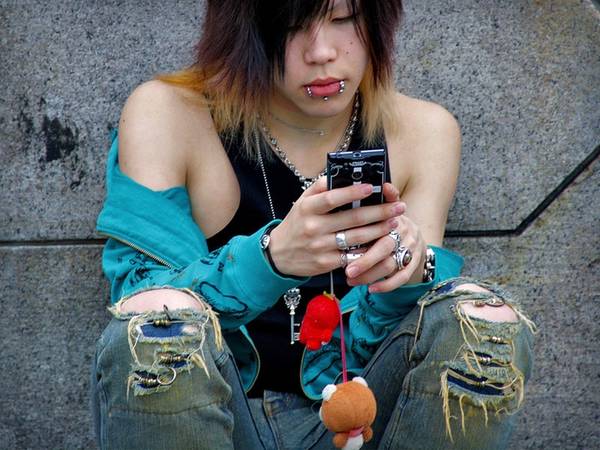 Du lich Tokyo - Anh chàng này trông khá bụi bặm, nhưng sử dụng chiếc điện thoại được treo với những chú gấu bông rất dễ thương.