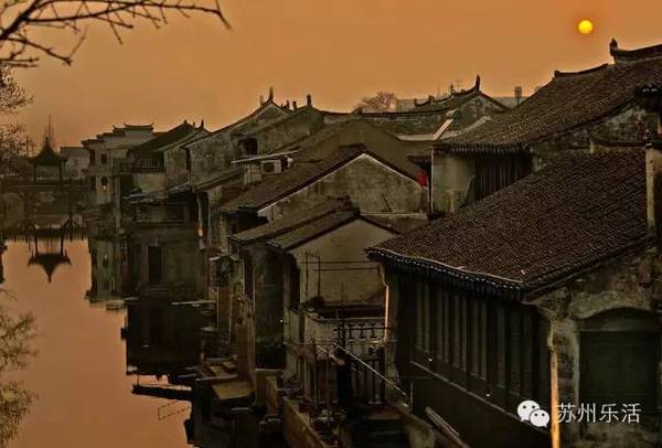 Đến với thị trấn cổ mùa này, ngắm nhìn khung cảnh thiên nhiên, du khách sẽ có cảm giác như mọi thứ đang vào đúng độ. Cảnh thu đang vào lúc hấp dẫn nhất, thời tiết cũng dễ chịu và du khách có mặt ở đây cũng thật đúng lúc. Ảnh: Suzhou le huo.
