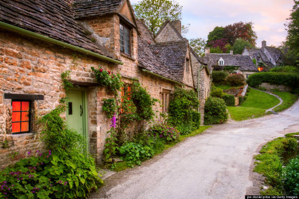 Một góc nhỏ của ngôi làng nổi tiếng này xuất hiện phía bên trong của hộ chiếu mới tại Anh. Nhờ đó, Bibury trở thành một trong những ngôi làng được nhắc đến nhiều nhất trên thế giới. Ảnh: Huffingtonpost.com