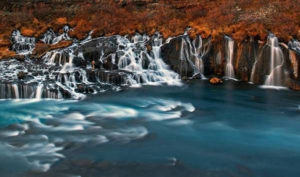 <strong>Thác nham thạch (Iceland): </strong>Thác Hraunfossar bao gồm nhiều dòng thác nhỏ đổ từ bãi nham thạch cách đó 900 m. Mặc dù mang tên “nham thạch”, nhưng dòng nước ở đây có màu xanh biếc tuyệt đẹp.
