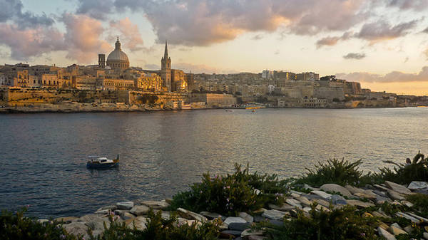 Malta, Địa Trung Hải Quốc đảo Malta là một trong những điểm đến thu hút khách du lịch nhất miền Địa Trung Hải. Đất nước này nổi tiếng với những bãi đá sâu, ngọn đồi thoai thoải, ngôi làng nhỏ nhắn và nước biển trong vắt như pha lê. Với bề dày lịch sử và văn hóa, Malta là một trong những quốc gia có số lượng di sản được UNESCO công nhận nhiều nhất trên thế giới với các pháo đài, thành lũy, nhà thờ cổ kính. Tháng 12 là thời điểm lý tưởng để khám phá Malta với nhiệt độ chỉ dao động trong khoảng 10-16°C.