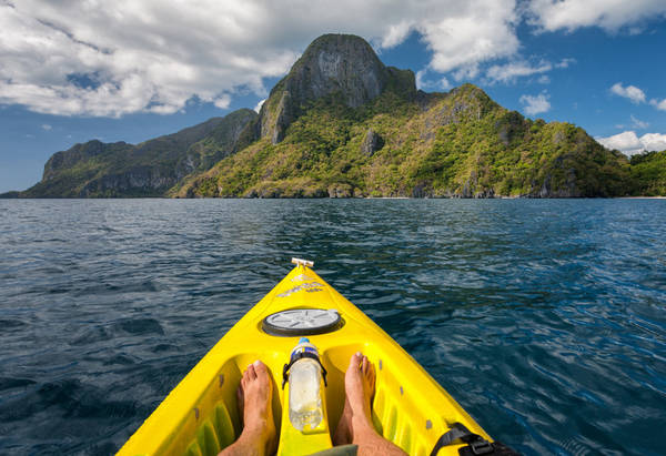 <strong>Chèo thuyền kayak:</strong> Có nhiều cách để bạn có thể khám phá các hòn đảo nhỏ xung quanh El Nido và chèo thuyền kayak là một lựa chọn không thể lý tưởng hơn.