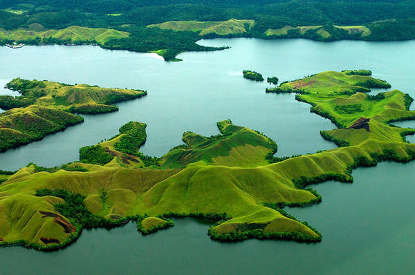 Sentani là một hồ nước yên tĩnh khổng lồ nằm ẩn sâu trong các đảo của Papua. 