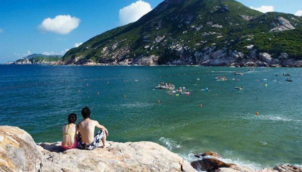 Bãi tắm ở làng chài Shek O rất nổi tiếng ở Hong Kong. Ảnh: Travigators