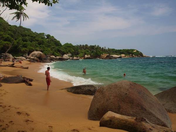 Phía tây Colombia, nhìn ra Thái Bình Dương, có những vịnh biển khác lạ, nhấp nhô đá, nhưng lại có bãi tắm an toàn, sạch như bãi tắm Los Naranjos, thuộc công viên quốc gia Tayrona, rộng hơn 15 nghìn hécta. 
