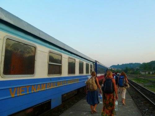 Nhiều du khách chọn cách đi tàu hỏa lên Lào Cai trước khi tới Sa Pa.