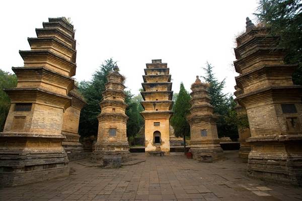 Cũng trong quần thể Thiếu Lâm, du khách có thể tới viếng khu vực Tháp Lâm, khu mộ dành cho các nhà sư có công với chùa, nằm trên đồi cao với 232 ngọn tháp. Ảnh: Globalimages.