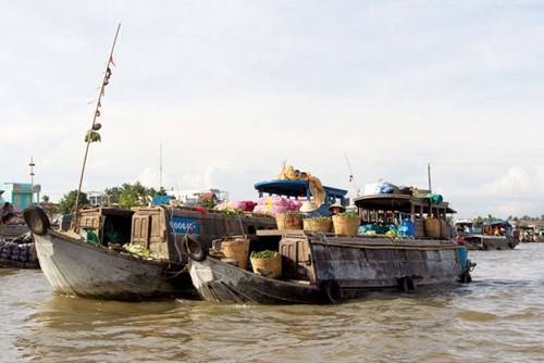 Những chiếc thuyền chở nặng sản vật địa phương