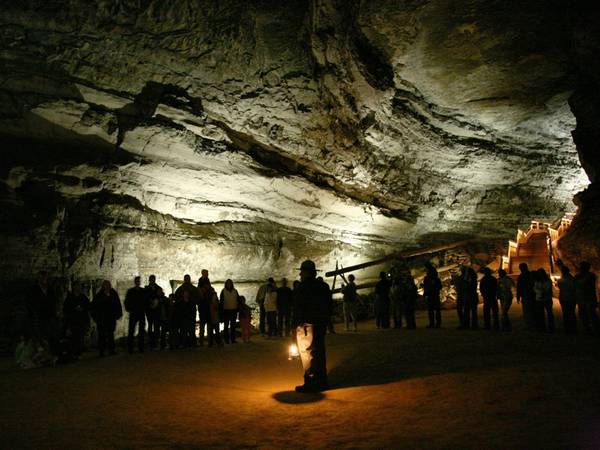 Kentucky: Mammoth là hệ thống hang động lớn nhất đã được khám phá hết, dài gần 650 km cùng hệ sinh thái phức tạp, khó bảo tồn.