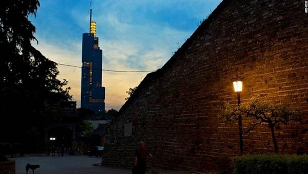 Được xây dựng khoảng từ năm 1366 tới năm 1386 để bảo vệ kinh thành thời bấy giờ, đây là tường thành được bảo tồn tốt nhất ở Trung Quốc. Từ đây, du khách có thể nhìn thấy tòa tháp Zifeng 89 tầng, công trình cao nhất Nam Kinh.