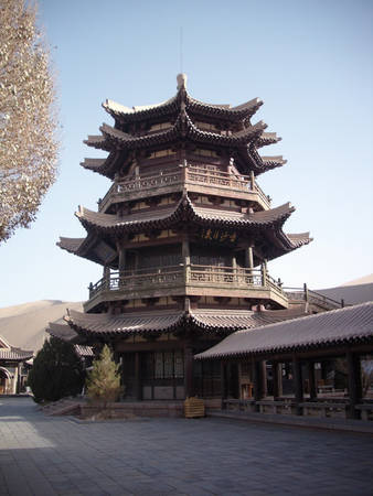Ngôi chùa mang kiến trúc ấn tượng tại khu vực hồ Bán Nguyệt. 