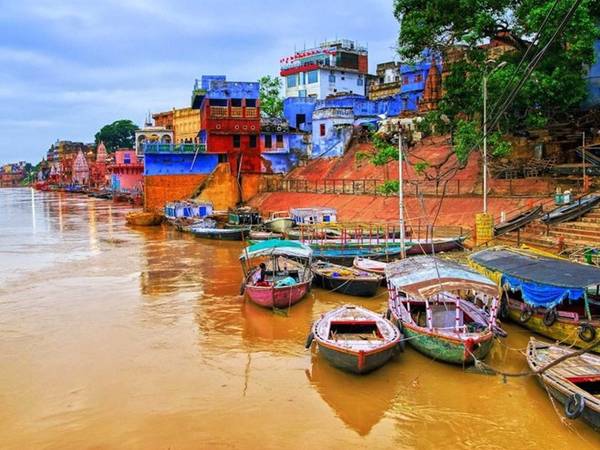 Sông Hằng chảy qua vùng đồng bằng phía bắc Ấn Độ được coi là con sông linh thiêng trong đạo Hindu. Cứ mỗi 12 năm, hàng triệu người Hindu lại đổ về đây để tắm sông, tẩy trần mọi tội lỗi.
