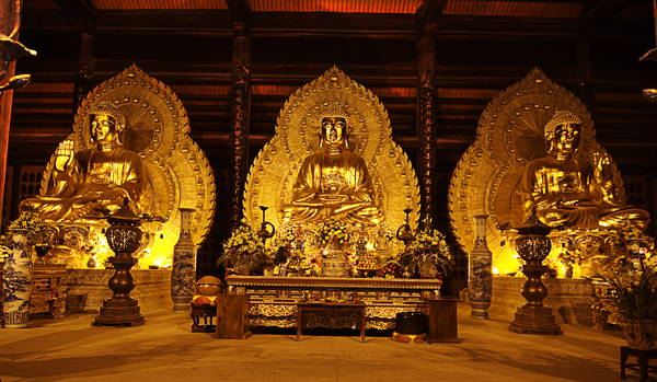 Ngôi chùa có bộ tượng Tam Thế bằng đồng lớn nhất Việt Nam.
