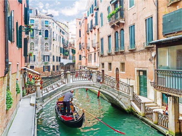Venice, Ý: Nổi tiếng với những con thuyền gondola dập dềnh trên dòng kênh đào, thành phố Venice nên thơ ngày càng bị lũ lụt tàn phá nghiêm trọng và có nguy cơ sẽ biến mất trong tương lai.