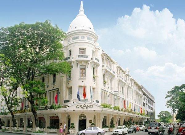 Grand Hotel Saigon với lối kiến trúc mang đậm phong cách Pháp sang trọng Ảnh: iVIVU.com