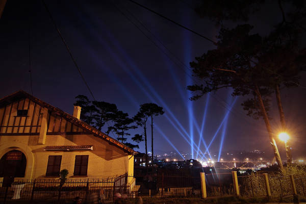 Đèn sáng rực rỡ trong suốt thời gian diễn ra lễ hội. Ảnh: Thomas Phan/flickr.com