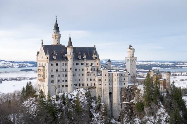 9. Bavaria, Đức: Thời điểm lý tưởng nhất để tới Bavaria là mùa thu, lúc diễn ra lễ hội Oktoberfest. Đặc biệt, năm 2016 sẽ là kỷ niệm 500 năm luật bia tinh khiết của Đức, với nhiều sự kiện hấp dẫn. Ngoài ra, khu vực lịch sử này còn có những ngọn núi tuyệt đẹp và các lâu đài kỳ diệu, đáng để khám phá vào bất cứ tháng nào trong năm.